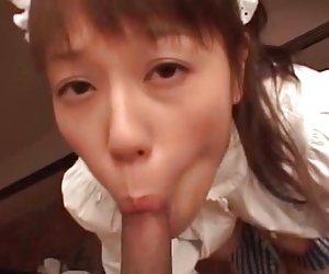 Prsatá japonské číšnice v prdeli na veřejnosti (bez cenzury)