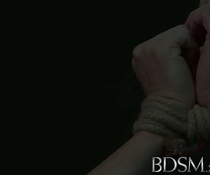 BDSM xxx mužské svalové ponorky jsou škádlen nadržená milenka