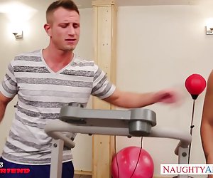 Bruneta brooklyn chase dostane velký kozy jizzed